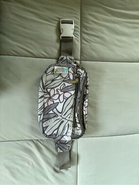 Happy Wahine - Fanny Pack - Hip Pack - Cross Body - Cute Flowers Design